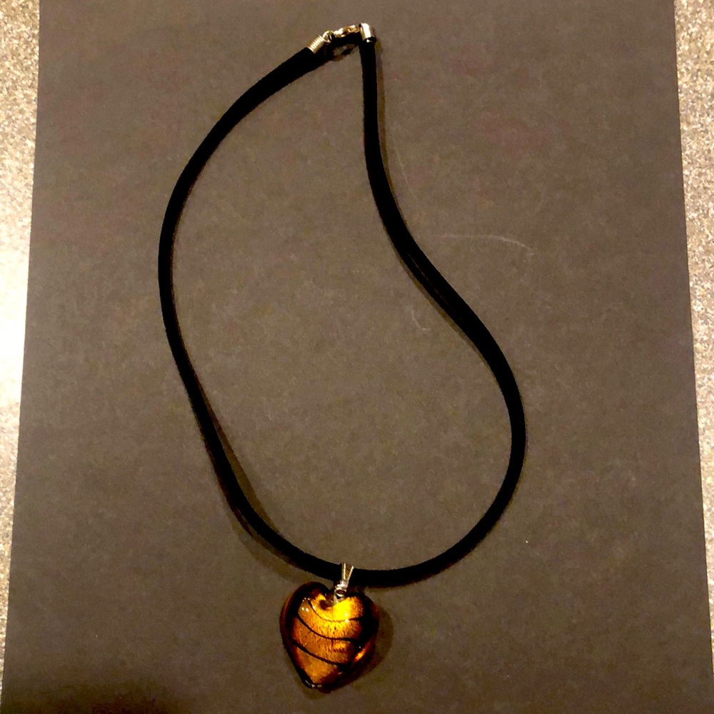 Imported from Turkey 🇹🇷 Glass heart necklace w/ 18” velvet necklace.